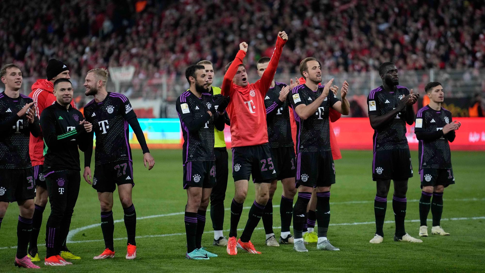 Die Spieler des FC Bayern München feiern einen Sieg.