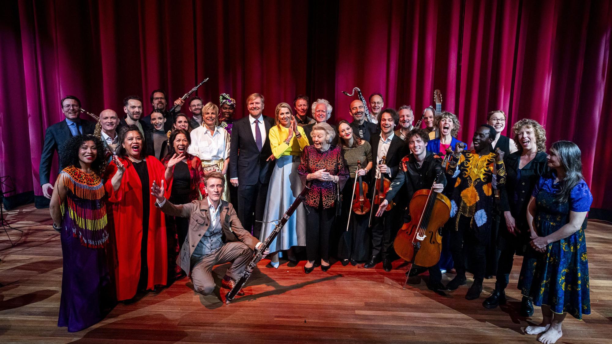 Die Royals posieren mit den Musikern des Konzerts.
