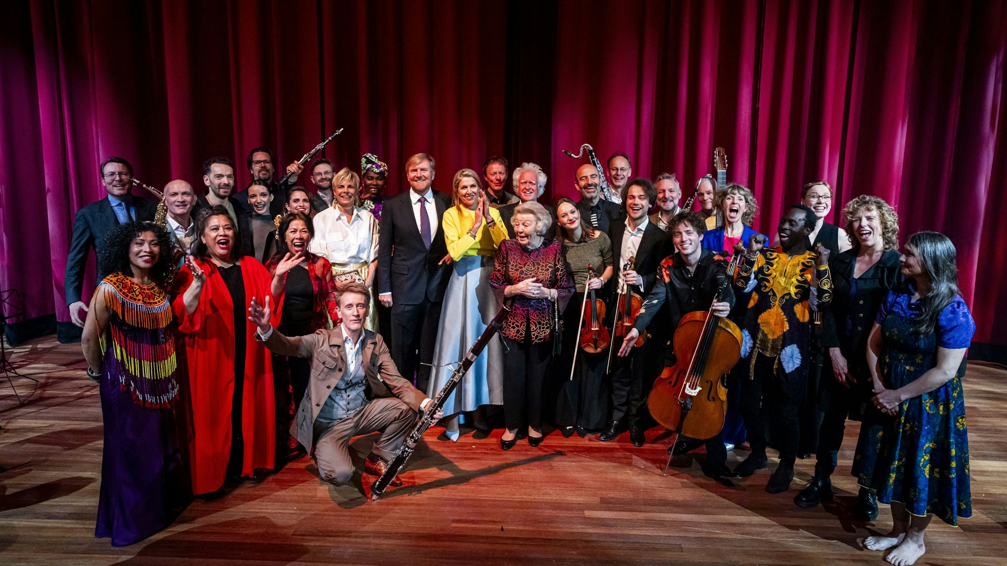 Die Royals posieren mit den Musikern des Konzerts.