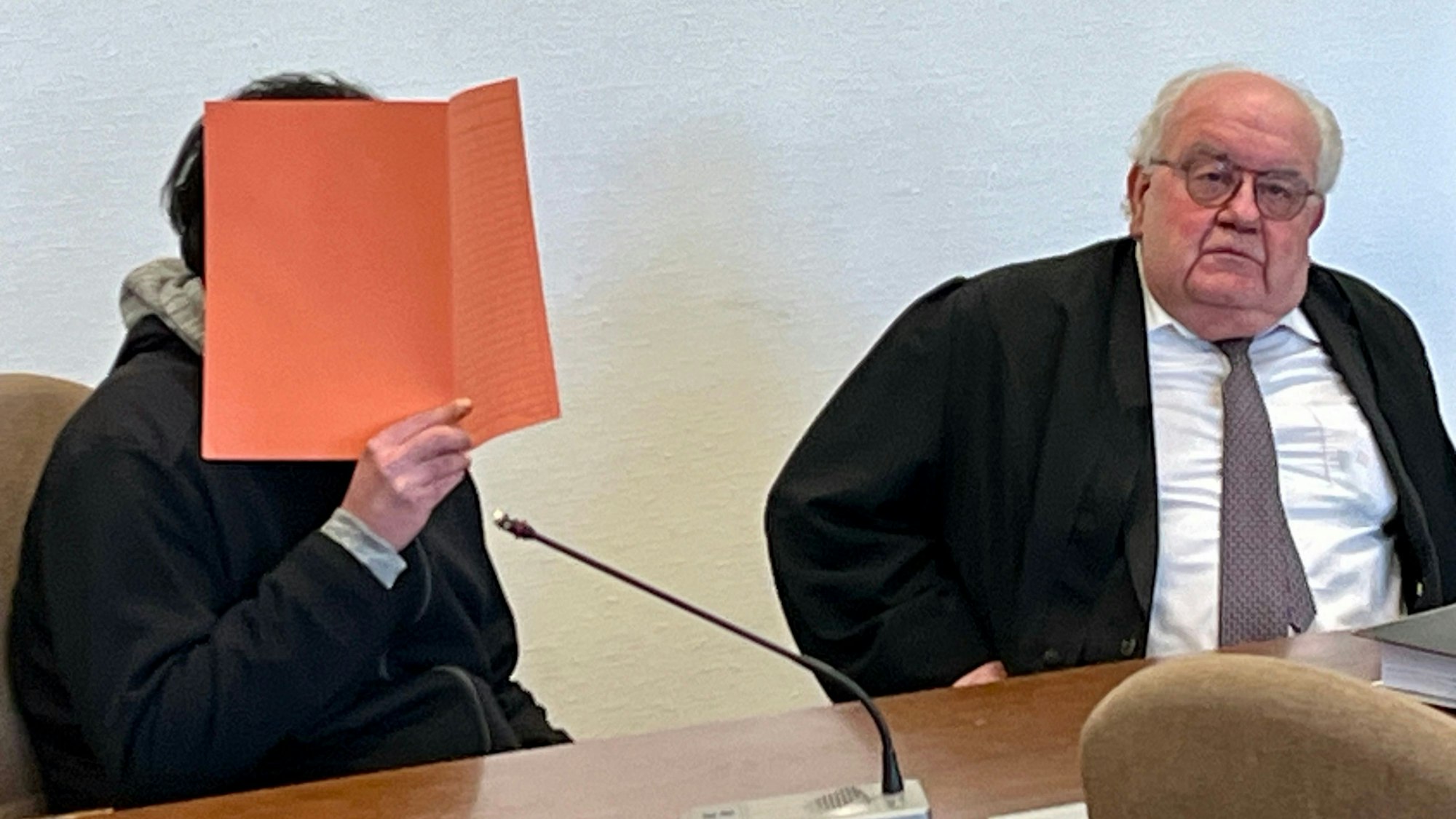 Der 34 Jahre alte Beschuldigte überließ das Reden im Prozess überwiegend seinem Anwalt Gottfried Reims (rechts). Das letzte Wort des Rheindorfers: „Es tut mir leid.“