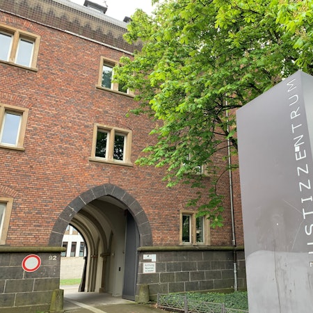 Der Eingang des Justizzentrums Aachen.