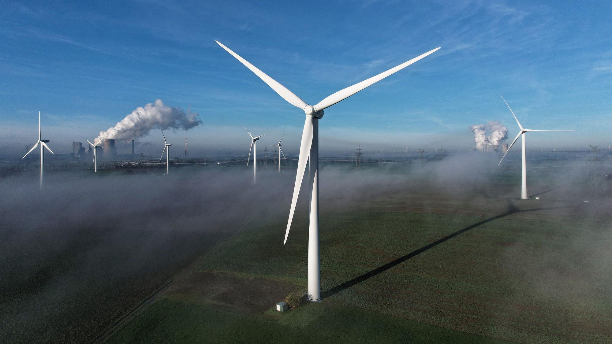 Bergheim: Windräder stehen auf einer Anhöhe.