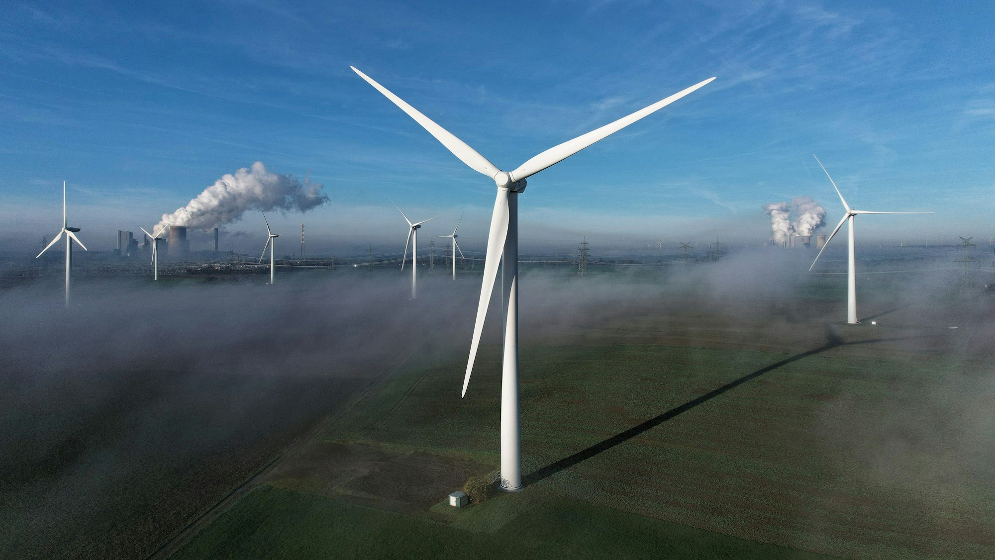 Bergheim: Windräder stehen auf einer Anhöhe.