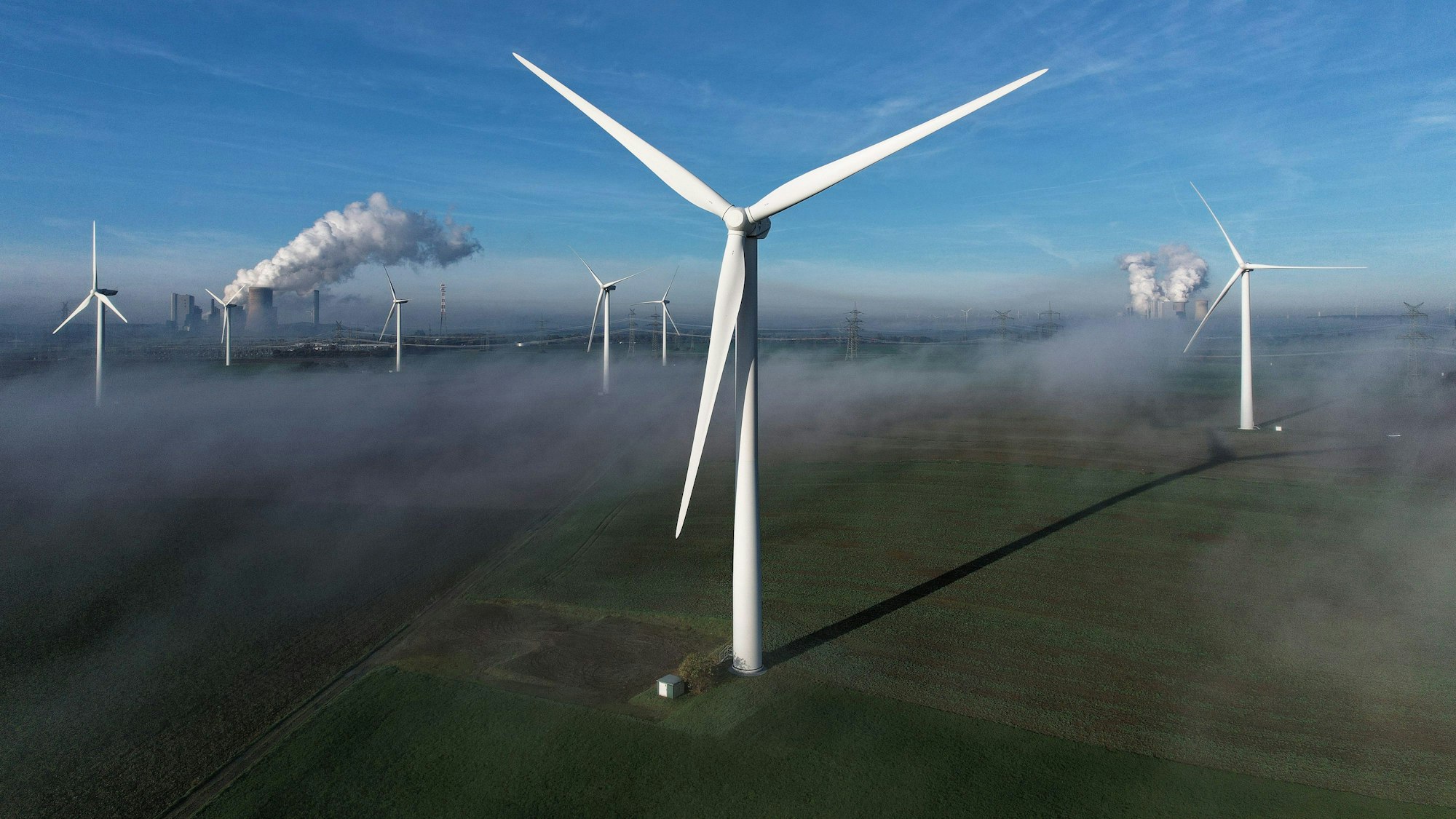 Windräder stehen auf einer Anhöhe in Bergheim. Mit einem Erlass hat die Landesregierung von Nordrhein-Westfalen im Oktober 2022 die Möglichkeiten zum Ausbau der Windkraft und der Freiflächen-Sonnenenergie erweitert.