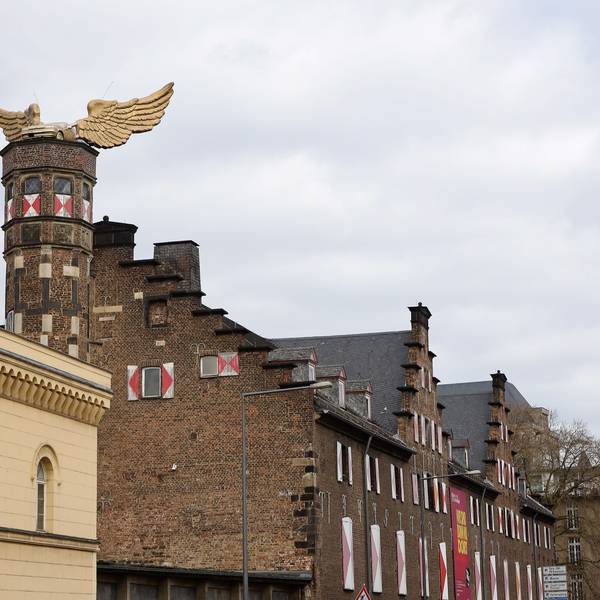 Das „Flügelauto“ steht auf dem Turm des Zeughauses.