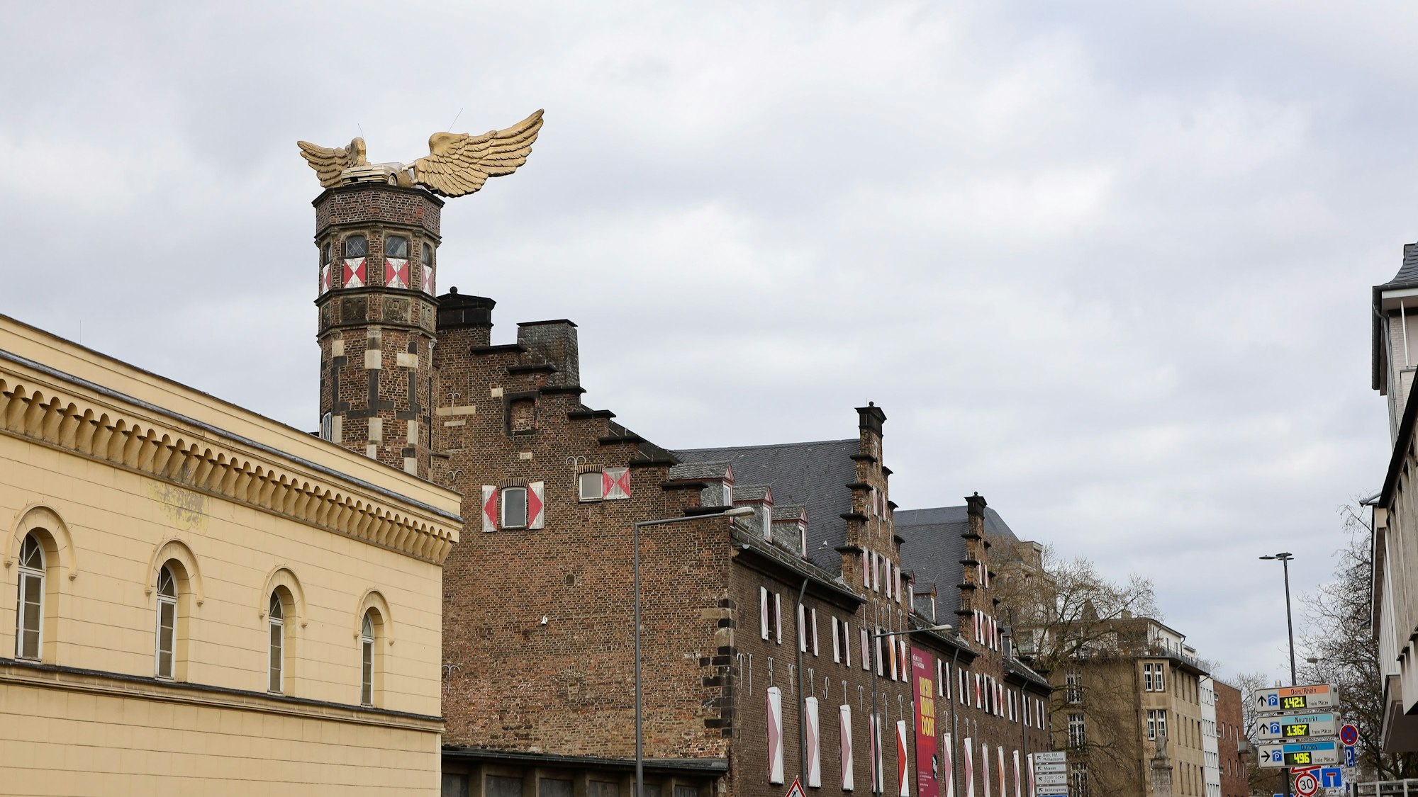 Das goldene Flügelauto steht auf dem Turm des Zeughauses.
