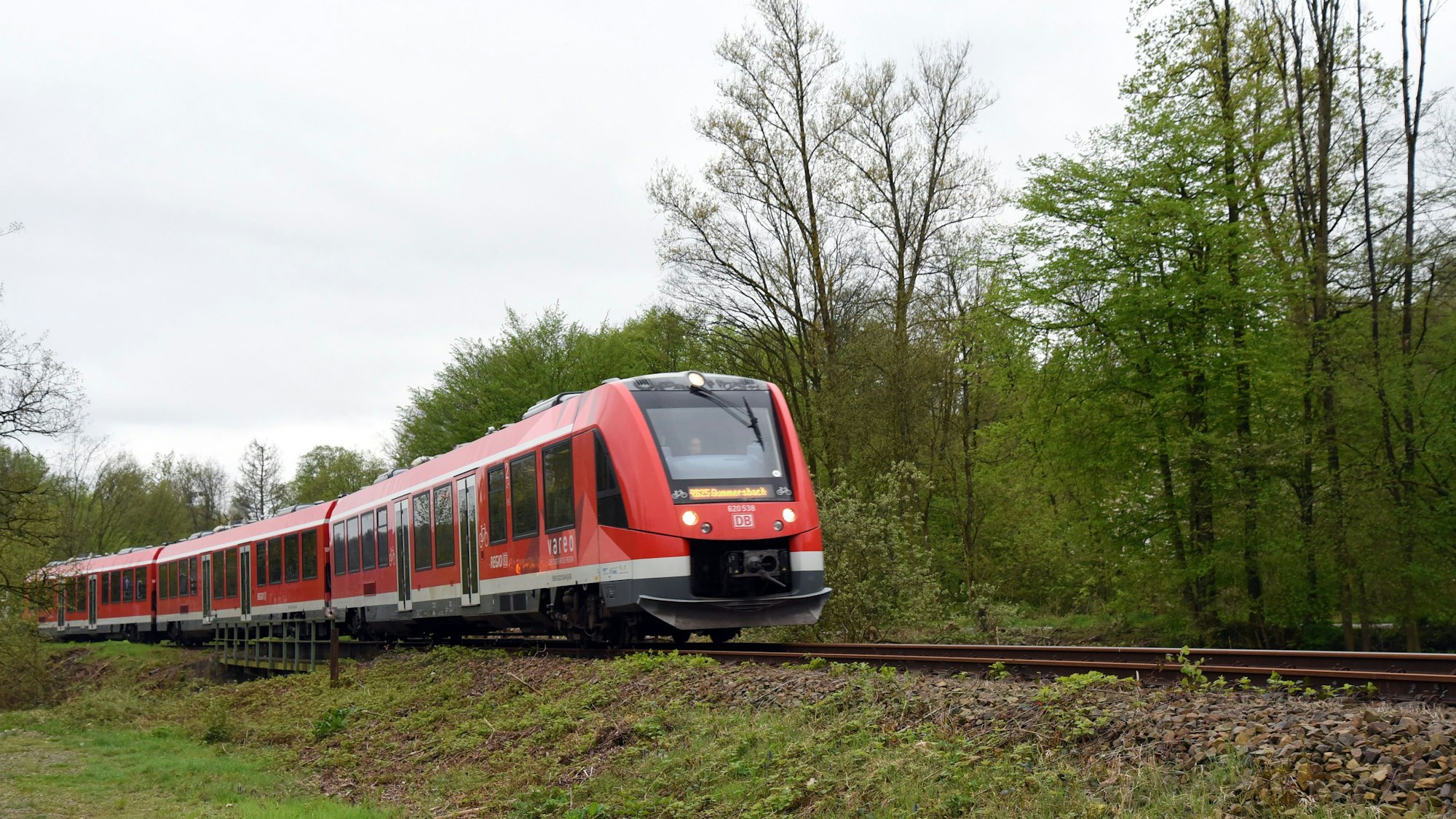 Die RB25 auf ihrer Fahrt bei Schloss Ehreshoven in Engelskirchen.
