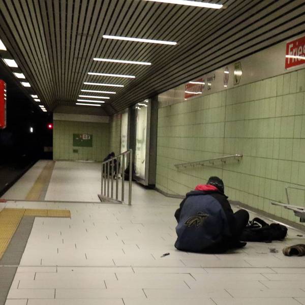 In der U-Bahnhaltestelle Friesenplatz sticht sich ein Drogenabhängiger eine Spritze in den Fuß.