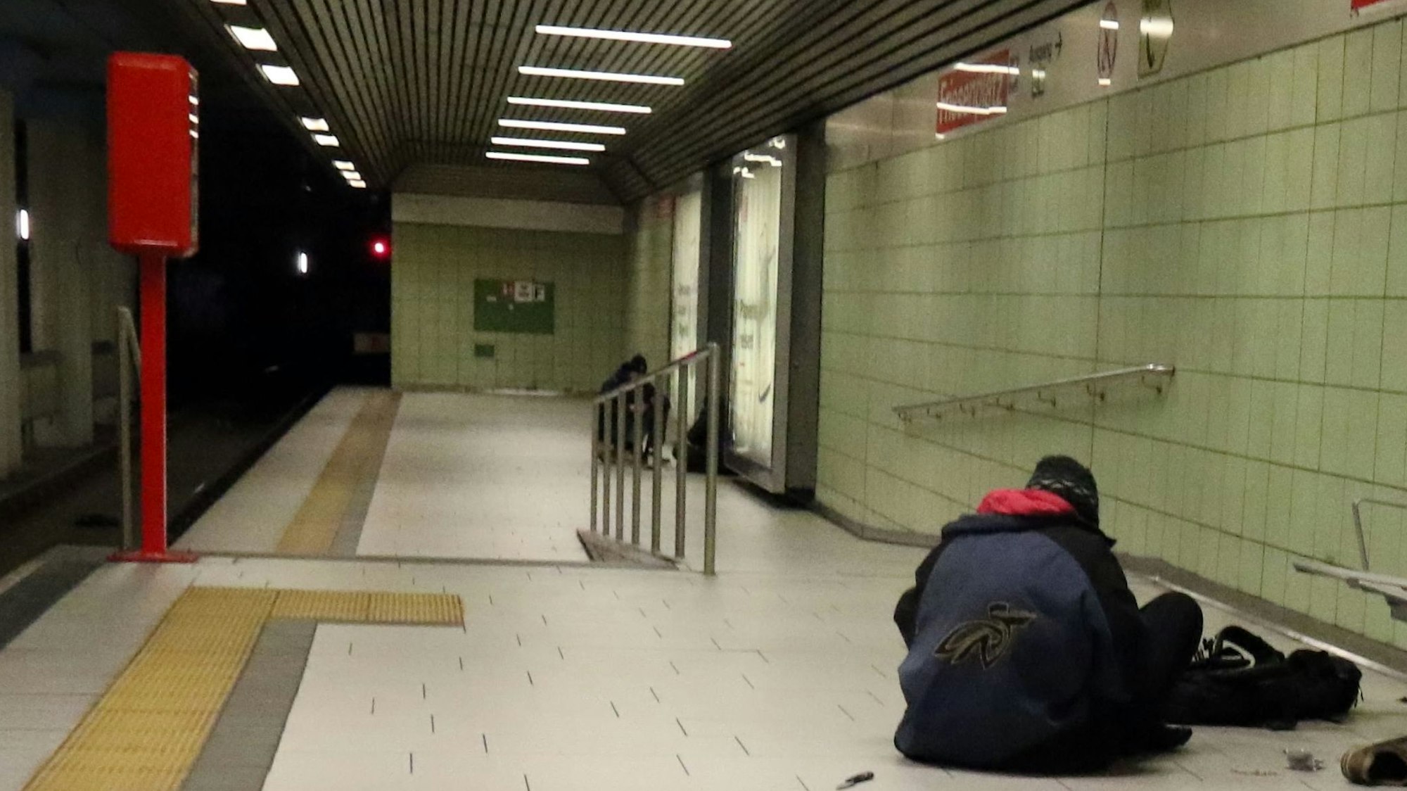 In der U-Bahnhaltestelle Friesenplatz sticht sich ein Drogenabhängiger eine Spritze in den Fuß.