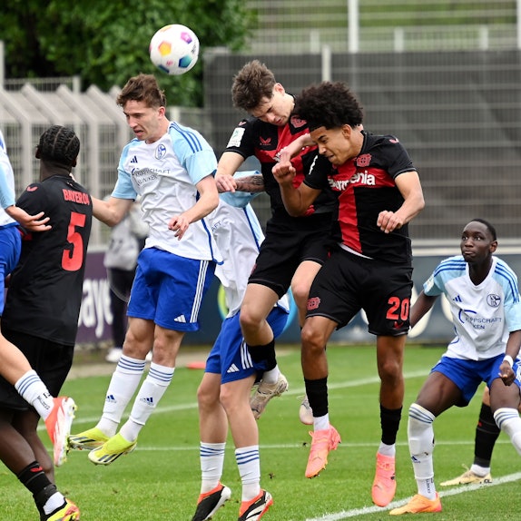 07.04.2024, Fuissball-A-Junioren-Bayer 04-Schalke 04
mitte: Reno Münz (Bayer)
rechts: Francis Onyeka (Bayer)
Foto: Uli Herhaus