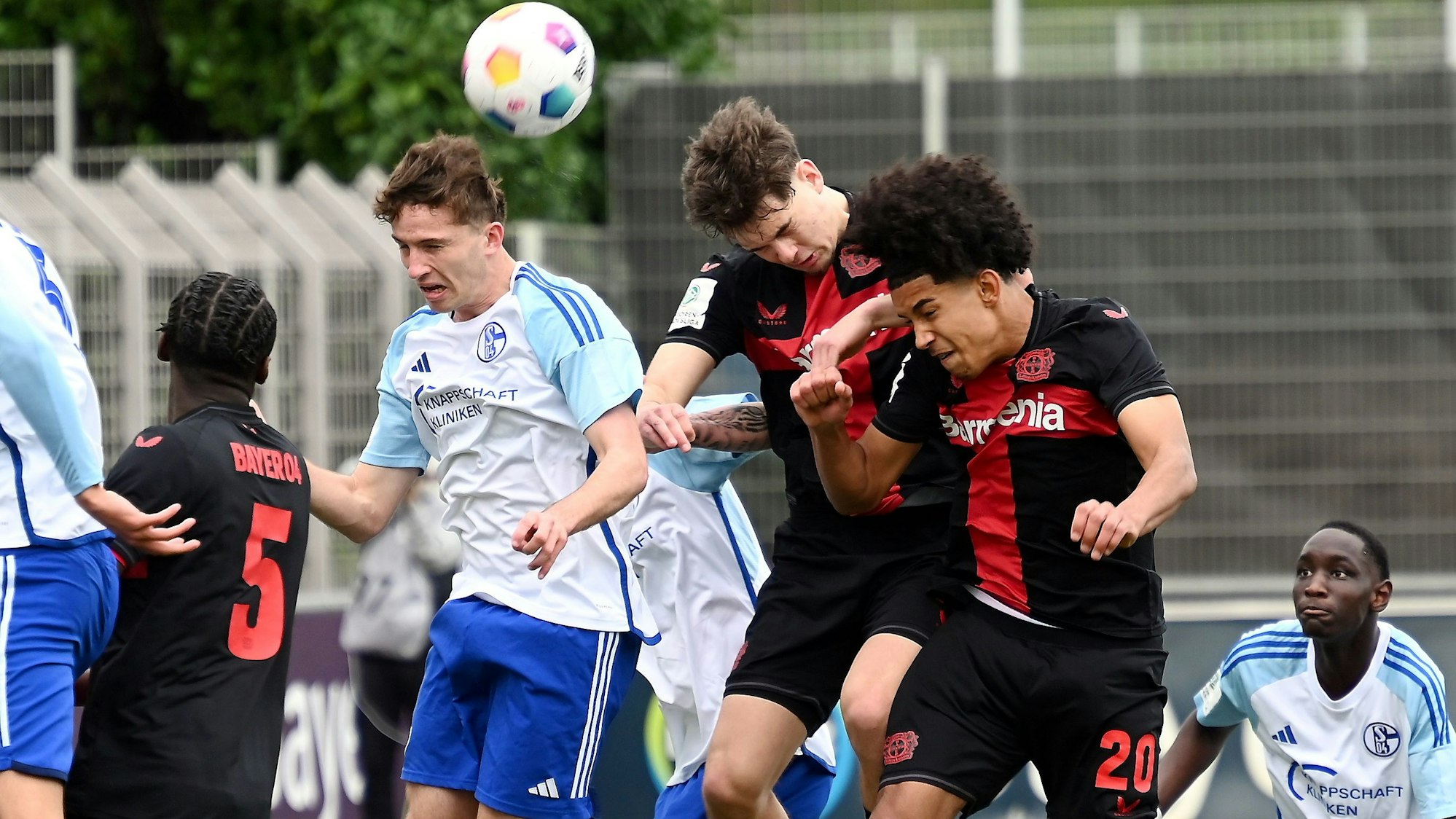 07.04.2024, Fuissball-A-Junioren-Bayer 04-Schalke 04
mitte: Reno Münz (Bayer)
rechts: Francis Onyeka (Bayer)
Foto: Uli Herhaus