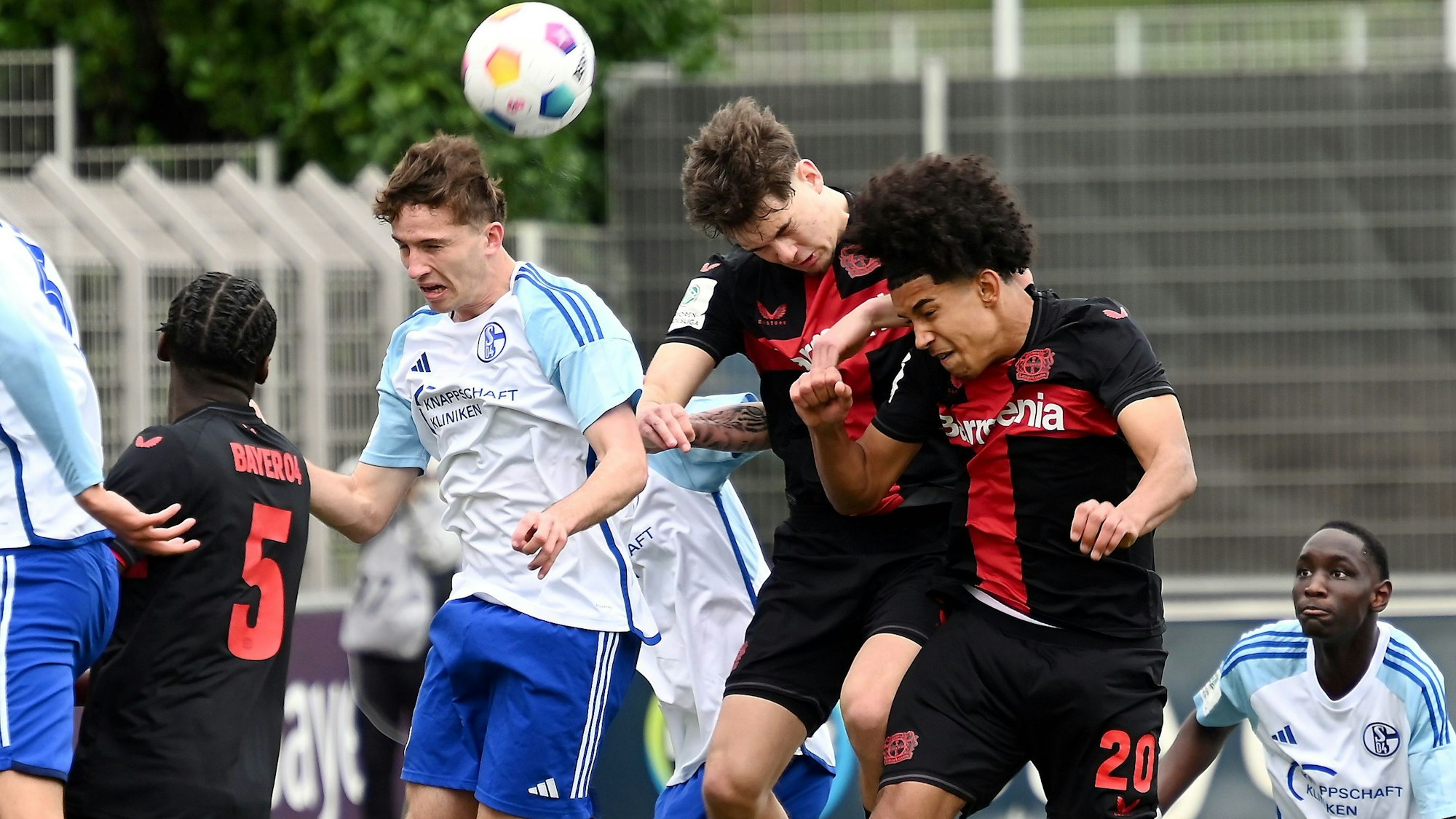 07.04.2024, Fuissball-A-Junioren-Bayer 04-Schalke 04
mitte: Reno Münz (Bayer)
rechts: Francis Onyeka (Bayer)
Foto: Uli Herhaus
