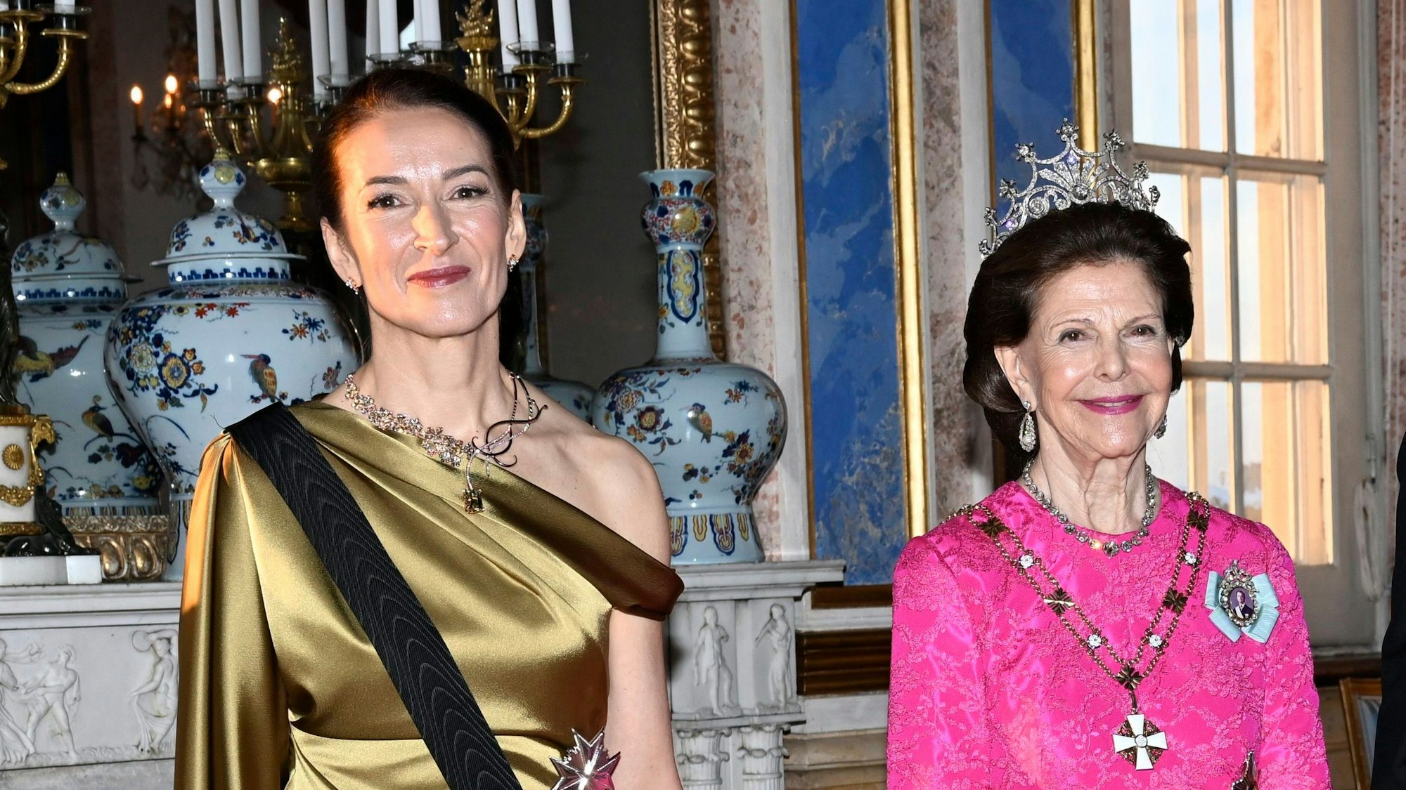 Die finnische First Lady Suzanne Innes-Stubb neben Königin Silvia von Schweden vor dem Galadinner im Stockholmer Schloss.