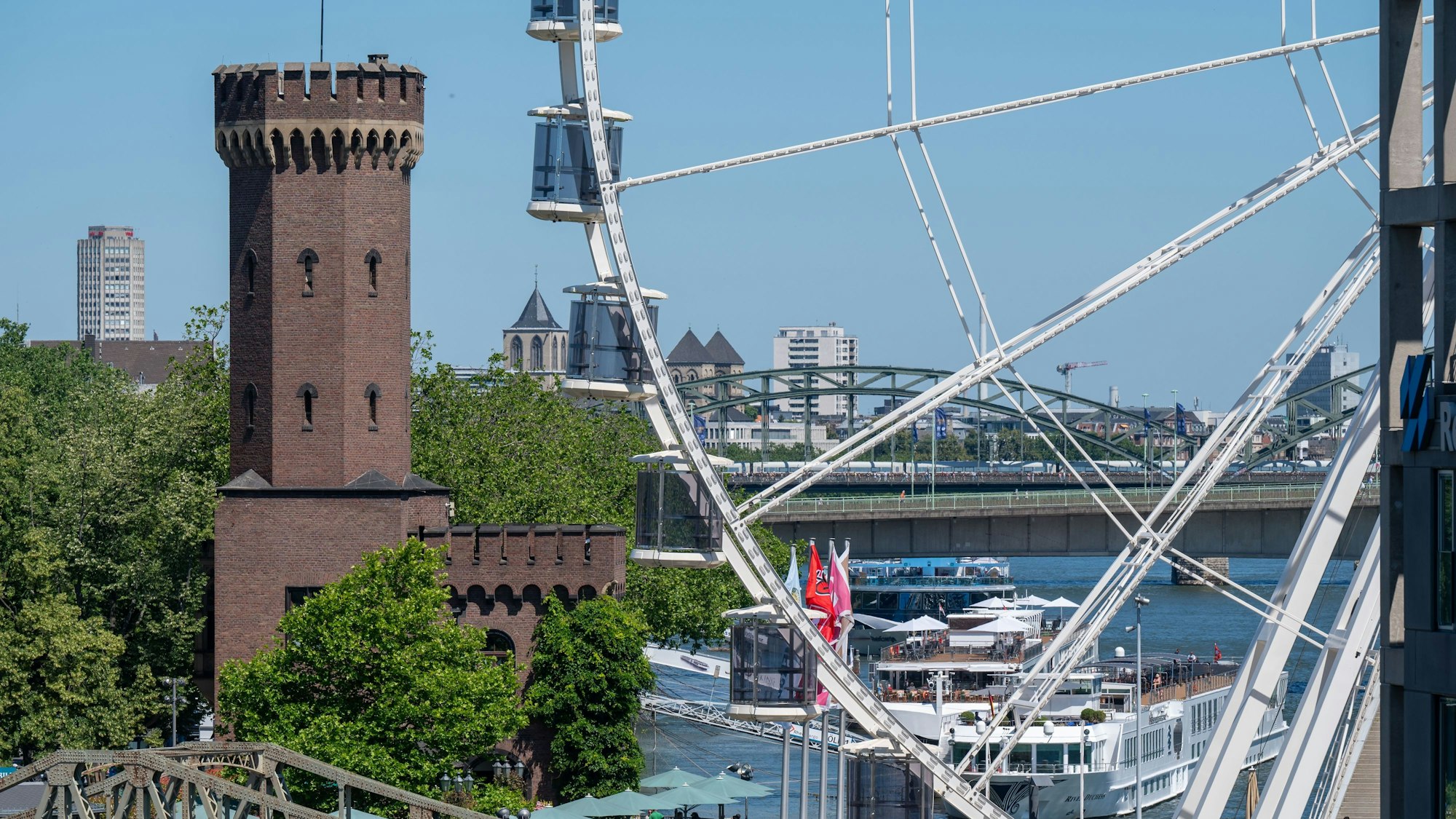 In den Gondeln des Riesenrads am Schokoladenmuseum gibt es ein Vier-Gang-Menü.