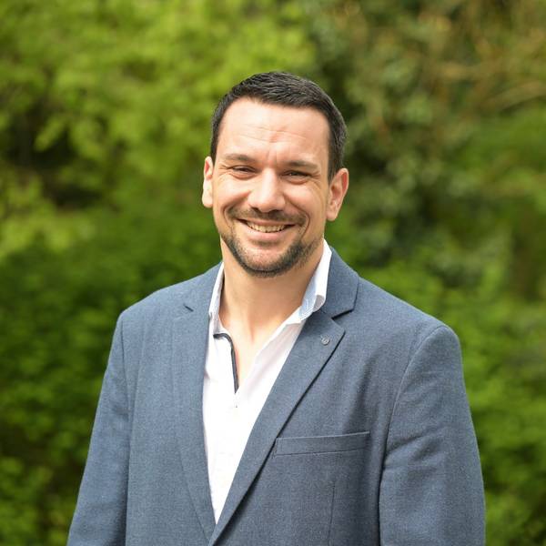 Kämmerer Christian Welsch steht im Grünen.