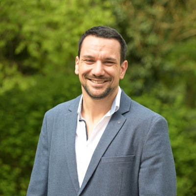 Kämmerer Christian Welsch steht im Grünen.