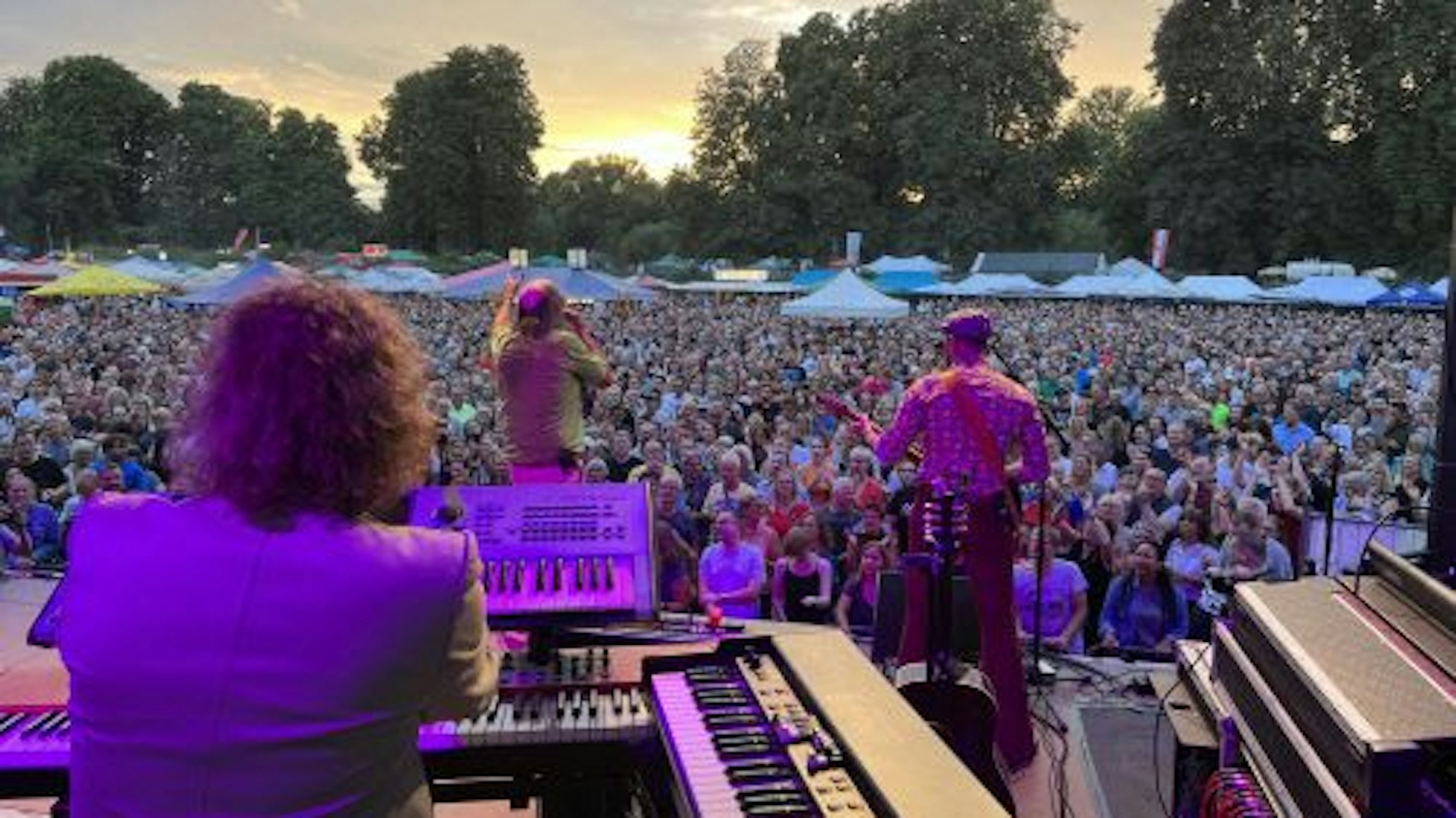 Guildo Horn und Musiker vor Hunderten Menschen.