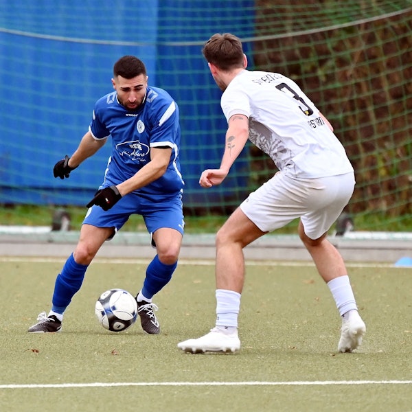 10.12.2023, Fussball-Pesch - Deutz
links: Iskender Papazoglu (Pesch)
Foto: Uli Herhaus