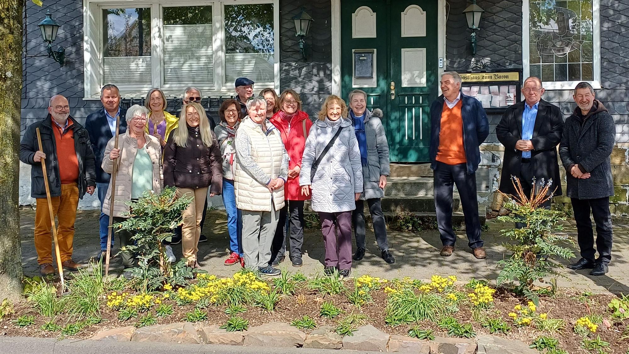 Ehrenamtliche des VVV kümmern sich in Witzhelden um die Pflege der Blumenkanzeln.