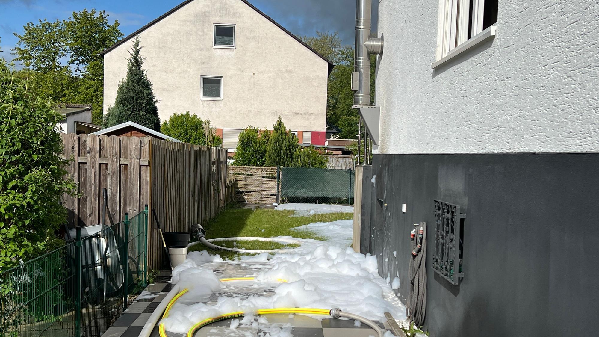Löschschaum im Garten des betroffenen Hauses