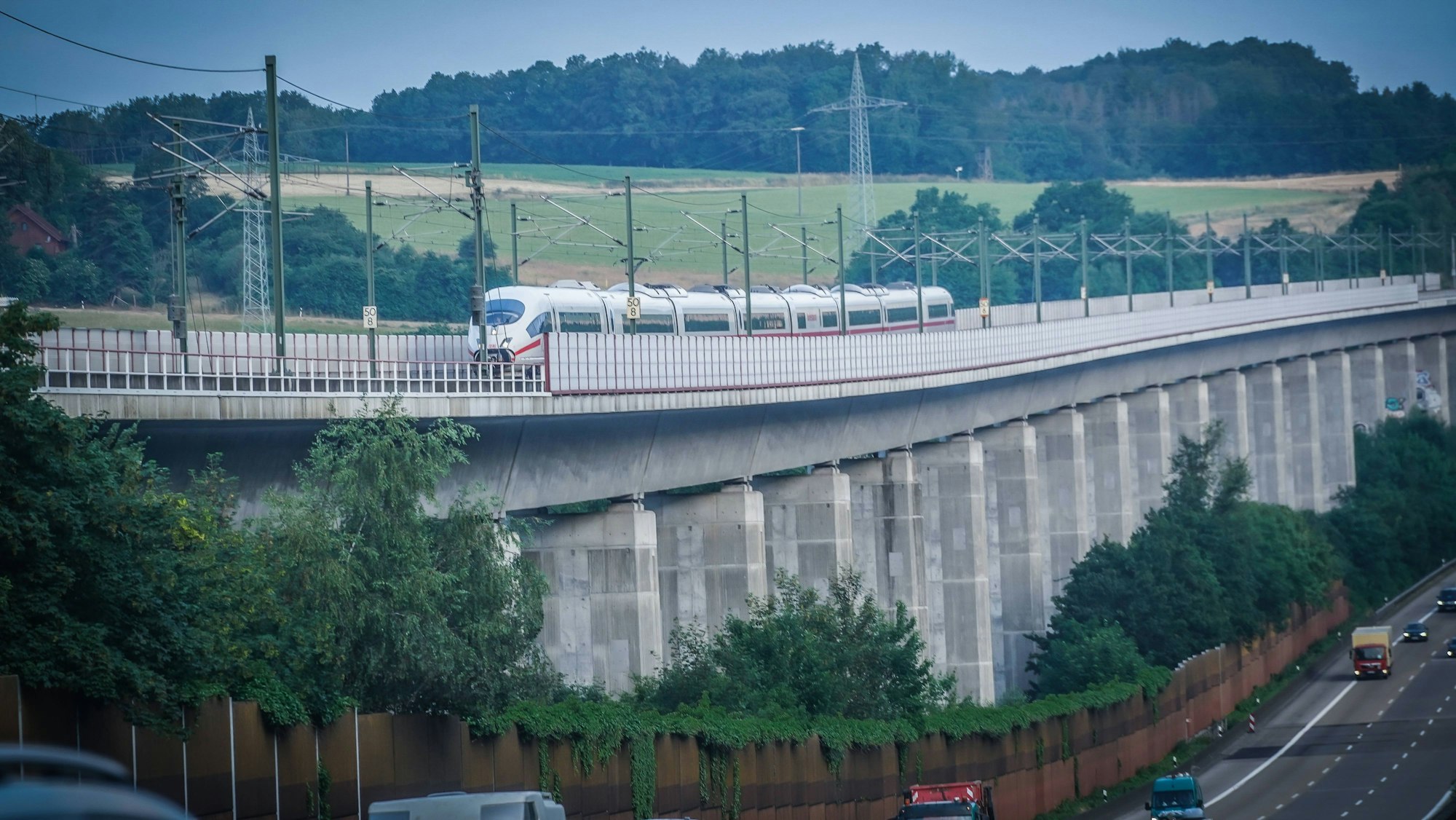 Symbolbild Schnellfahrstrecke, Köln Rhein/Main, deutsche Eisenbahn-Hochgeschwindigkeitsstrecke, Autobahn, Personenfernverkehr, Siegburg, Montabaur, Limburg, Frankfurter Flughafen, Frankfurt am Main, Bahnstrecke, Breckenheim Wiesbaden, Kölner Flughafenschleife, Flughafen Köln/Bonn, Rhein-Ruhr, Frankfurt/Rhein-Main, Reisezeit, Linken Rheinstrecke, Hauptbahnhof Köln, Fahrplanjahr 2022, Feste Fahrbahn, Längsneigungen, Kurven, Überhöhung, Wirbelstrombremsen, Verkehrswegebündelung, A 3, ICE 3, BR 403, BR 406, BR 407, Messfahrten, Kernnetz, Transeuropäische Verkehrsnetze, Neubaustrecken, Groß-Gerau, Koblenz, Gesamtkosten, Deutsche Bahn AG, Reisende. *** Symbolic image high-speed line, Cologne Rhine Main, German railroad high-spee Copyright: xJoeranxSteinsiekx