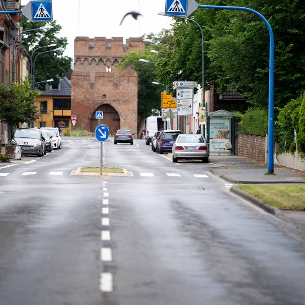 Das Bild zeigt die Römerallee in Zülpich im Hintergrund ist das Kölntor zu sehen.