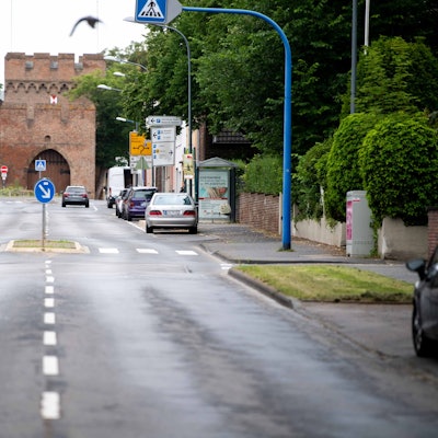 Das Bild zeigt die Römerallee in Zülpich im Hintergrund ist das Kölntor zu sehen.