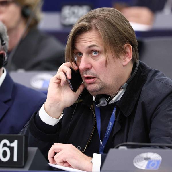 Maximilian Krah, Europaabgeordneter und Spitzenkandidat der AfD bei der Europawahl, sitzt während einer Abstimmung im Europäischen Parlament und telefoniert.