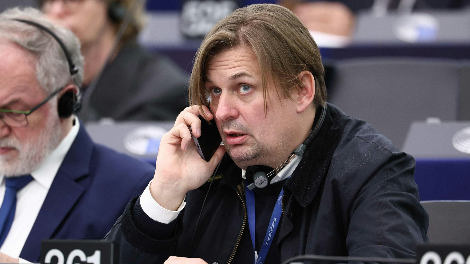 Maximilian Krah, Europaabgeordneter und Spitzenkandidat der AfD bei der Europawahl, sitzt während einer Abstimmung im Europäischen Parlament und telefoniert.