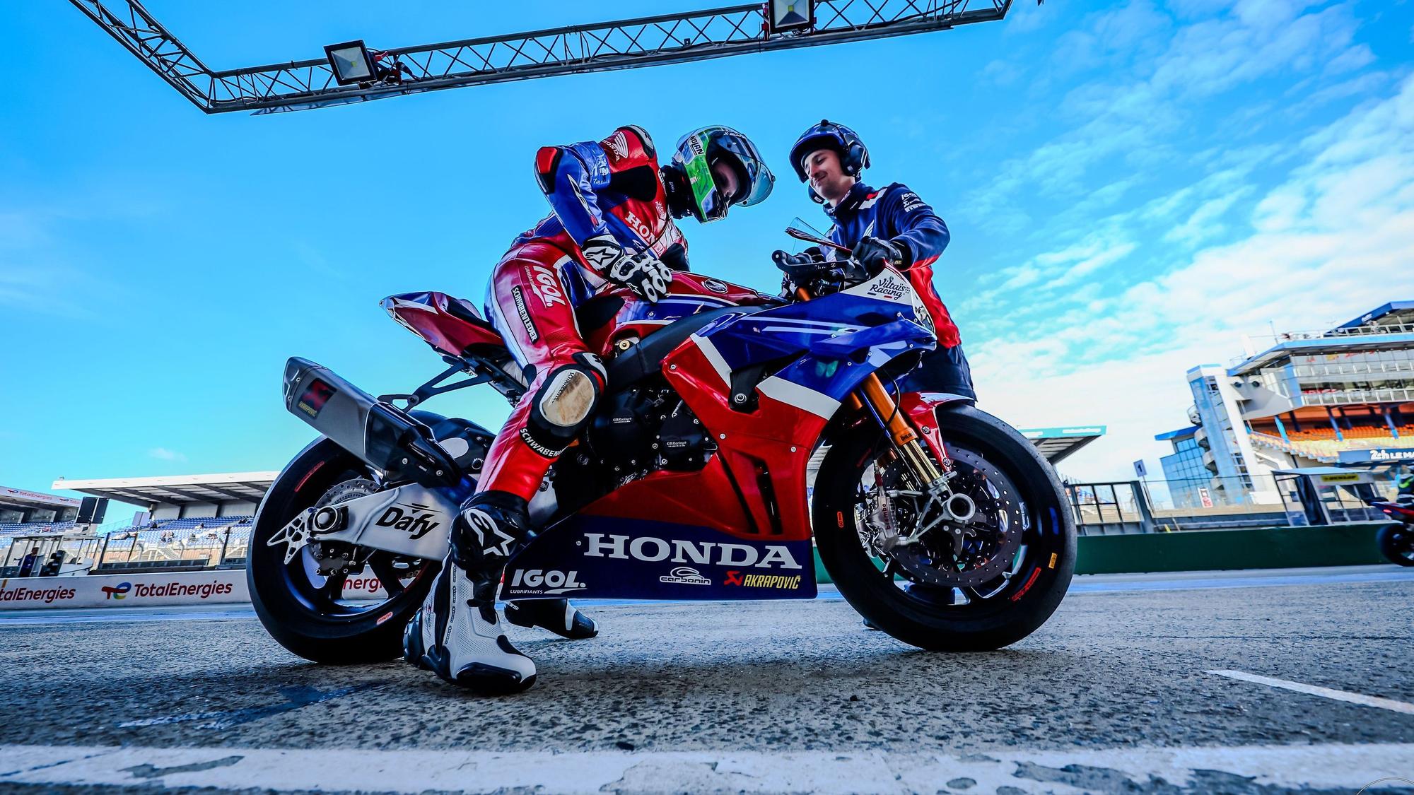Florian Alt sitzt auf der Honda und bespricht sich mit seinem Mechaniker.