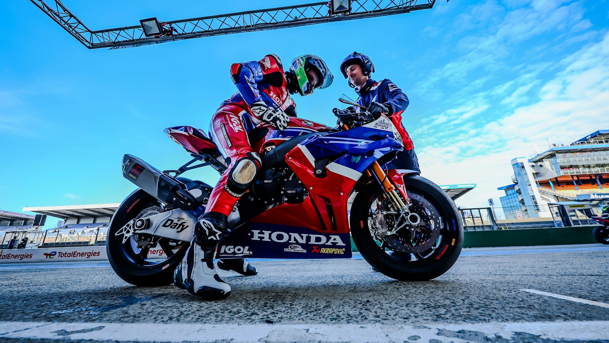 Florian Alt sitzt auf der Honda und bespricht sich mit seinem Mechaniker.