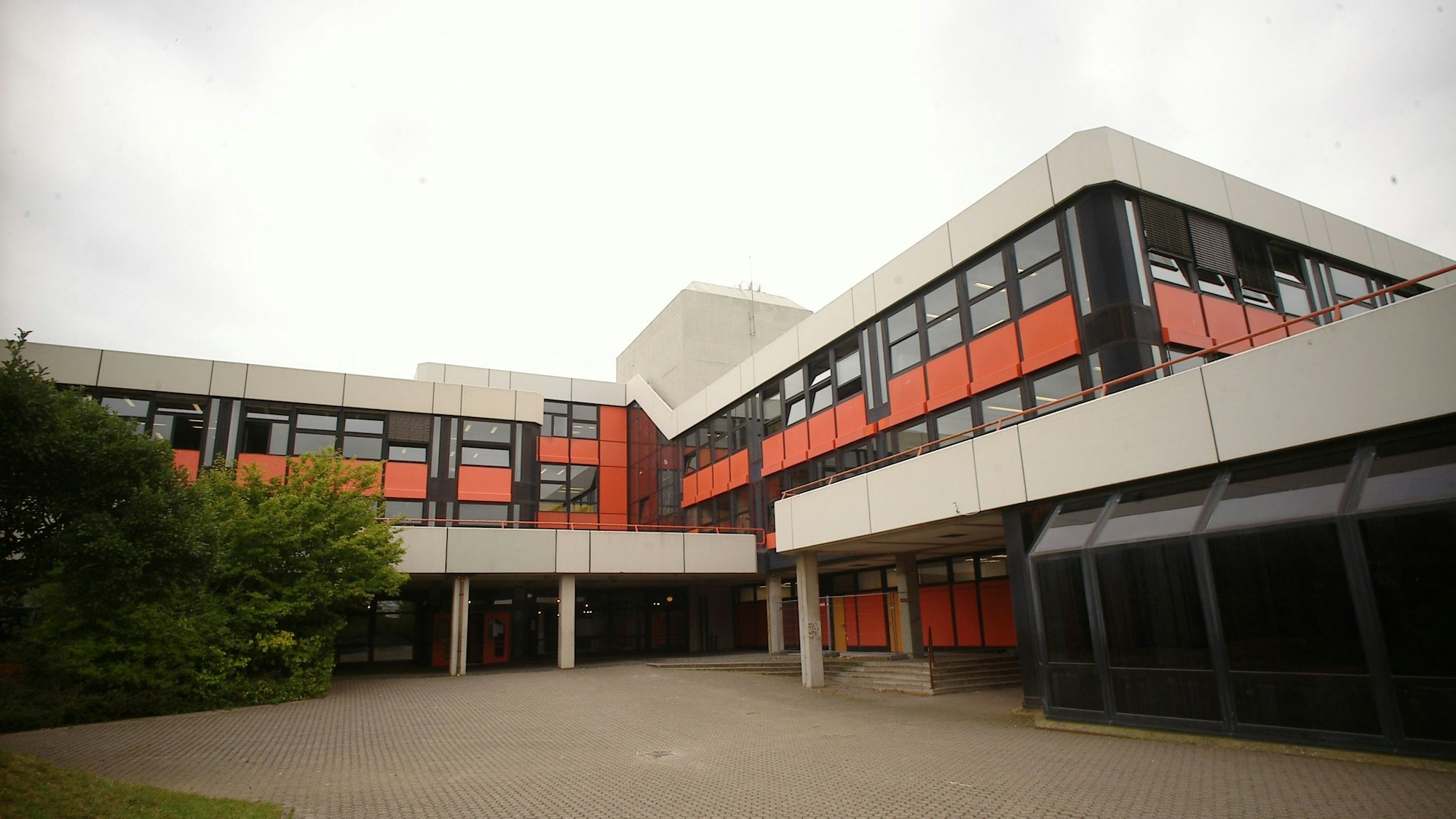 Auf dem Foto ist ein Schulgebäude zu sehen.