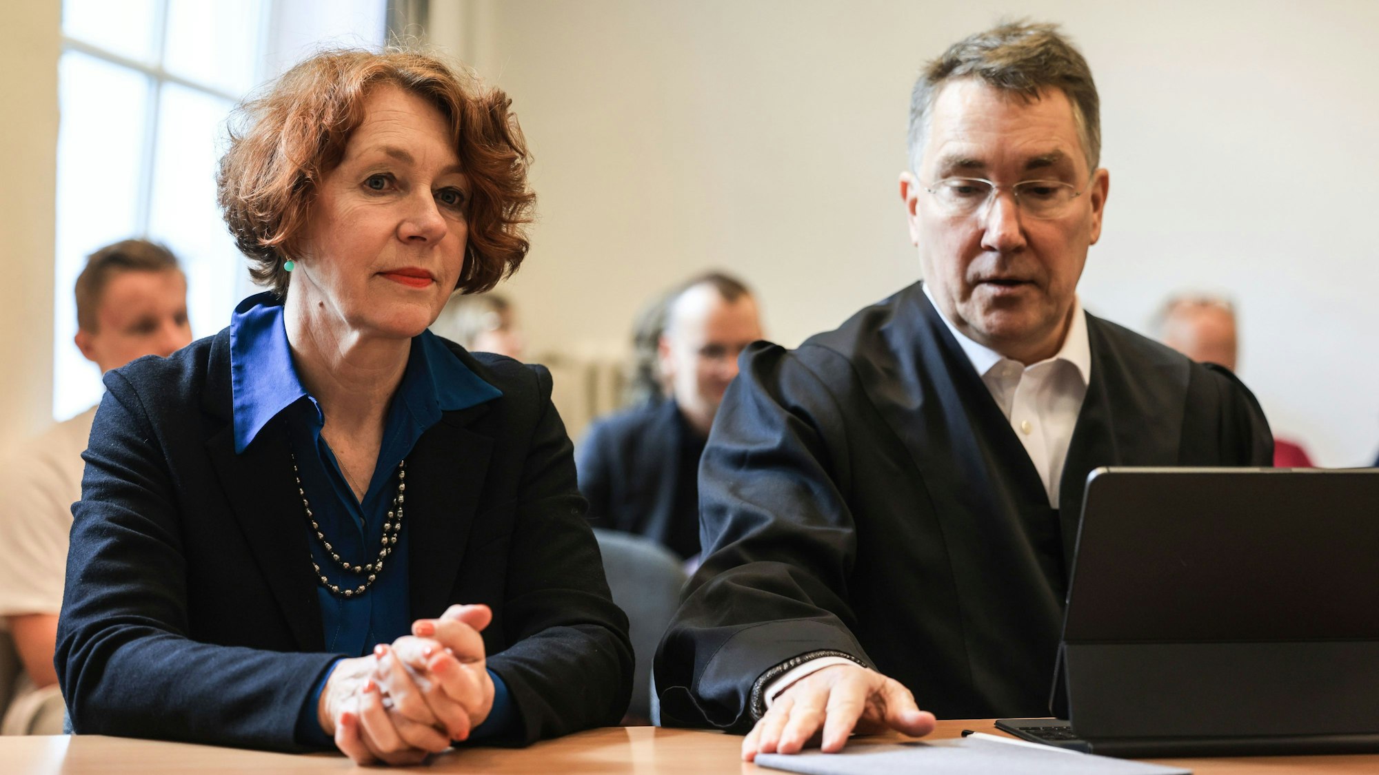 24.04.2024, Nordrhein-Westfalen, Bonn: Ulrike Guérot (l), Professorin an der Universität Bonn, sitzt im Saal des Arbeitsgerichtes neben ihrem Anwalt Tobias Gall (r). Der Streit um die Kündigung der Politologin Ulrike Guérot wird vor dem Arbeitsgericht Bonn verhandelt. Foto: Oliver Berg/dpa +++ dpa-Bildfunk +++