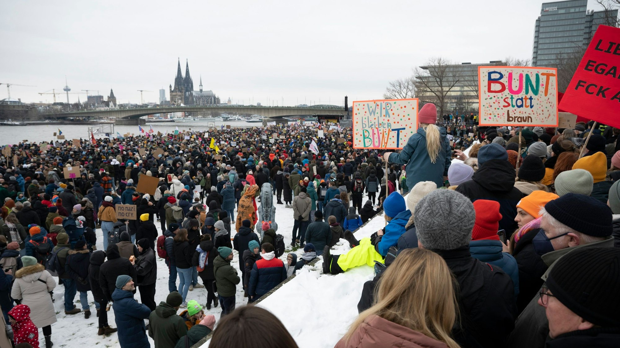 Zehntausende demonstrierten gegen Nazis auf der Großdemo gegen Rechts auf der Deutzer Werft im Januar.