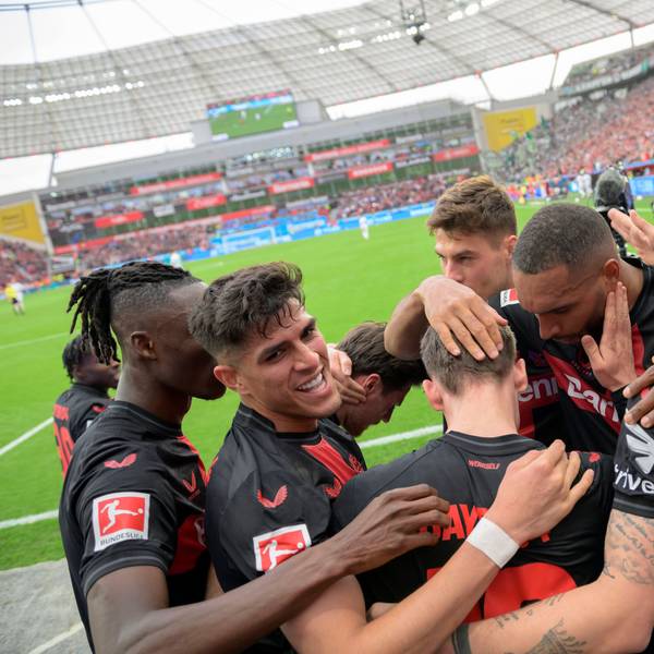Jubel LEV um Florian WIRTZ LEV nach seinem Tor zum 3:0, v.l. Odilon KOSSOUNOU LEV, Piero HINCAPIE LEV, Florian WIRTZ LEV, Patrik SCHICK LEV, Jonathan TAH LEV, Granit XHAKA LEV Fussball 1. Bundesliga, 29.Spieltag, Bayer 04 Leverkusen LEV - SV Werder Bremen HB 5:0, am 14.04.2024 in Leverkusen/ Deutschland. DFL regulations prohibit any use of photographs as image sequences and/or quasi-video  *** Cheering LEV around Florian WIRTZ LEV after his goal for 3 0, f l Odilon KOSSOUNOU LEV , Piero HINCAPIE LEV , Florian WIRTZ LEV , Patrik SCHICK LEV , Jonathan TAH LEV , Granit XHAKA LEV Football 1 Bundesliga, Matchday 29, Bayer 04 Leverkusen LEV SV Werder Bremen HB 5 0, on 14 04 2024 in Leverkusen Germany DFL regulations prohibit any use of photographs as image sequences and or quasi video Â