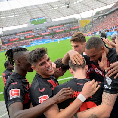 Jubel LEV um Florian WIRTZ LEV nach seinem Tor zum 3:0, v.l. Odilon KOSSOUNOU LEV, Piero HINCAPIE LEV, Florian WIRTZ LEV, Patrik SCHICK LEV, Jonathan TAH LEV, Granit XHAKA LEV Fussball 1. Bundesliga, 29.Spieltag, Bayer 04 Leverkusen LEV - SV Werder Bremen HB 5:0, am 14.04.2024 in Leverkusen/ Deutschland. DFL regulations prohibit any use of photographs as image sequences and/or quasi-video  *** Cheering LEV around Florian WIRTZ LEV after his goal for 3 0, f l Odilon KOSSOUNOU LEV , Piero HINCAPIE LEV , Florian WIRTZ LEV , Patrik SCHICK LEV , Jonathan TAH LEV , Granit XHAKA LEV Football 1 Bundesliga, Matchday 29, Bayer 04 Leverkusen LEV SV Werder Bremen HB 5 0, on 14 04 2024 in Leverkusen Germany DFL regulations prohibit any use of photographs as image sequences and or quasi video Â