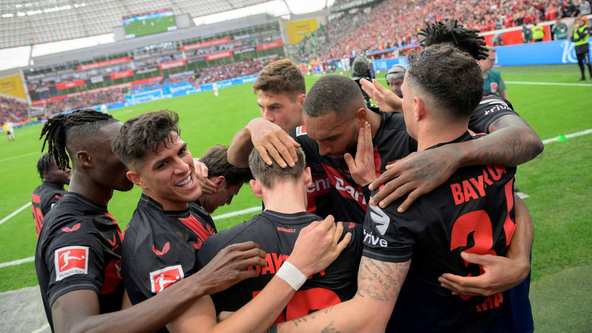 Leverkusener Spieler jubeln