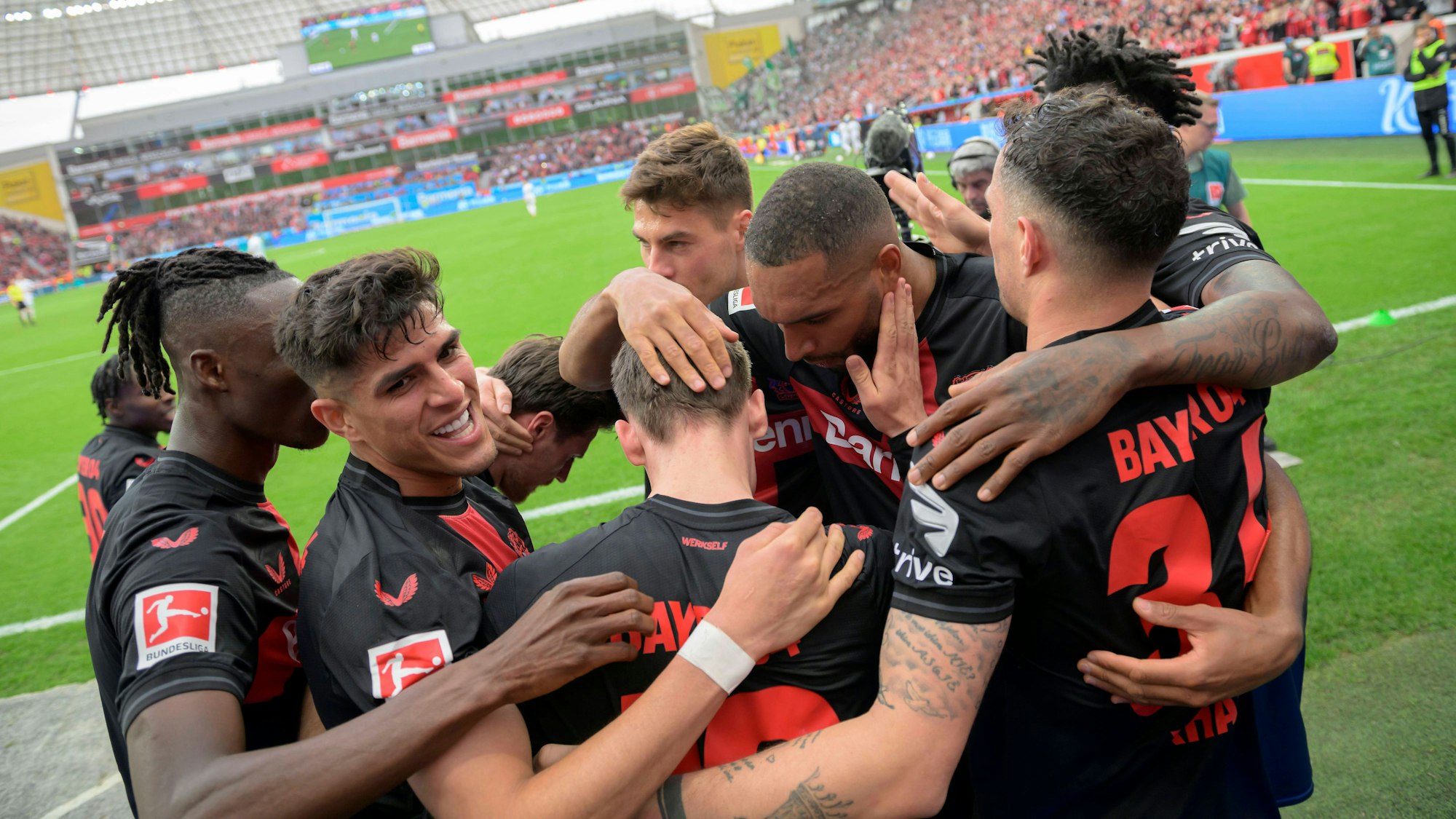 Jubel LEV um Florian WIRTZ LEV nach seinem Tor zum 3:0, v.l. Odilon KOSSOUNOU LEV, Piero HINCAPIE LEV, Florian WIRTZ LEV, Patrik SCHICK LEV, Jonathan TAH LEV, Granit XHAKA LEV Fussball 1. Bundesliga, 29.Spieltag, Bayer 04 Leverkusen LEV - SV Werder Bremen HB 5:0, am 14.04.2024 in Leverkusen/ Deutschland. DFL regulations prohibit any use of photographs as image sequences and/or quasi-video  *** Cheering LEV around Florian WIRTZ LEV after his goal for 3 0, f l Odilon KOSSOUNOU LEV , Piero HINCAPIE LEV , Florian WIRTZ LEV , Patrik SCHICK LEV , Jonathan TAH LEV , Granit XHAKA LEV Football 1 Bundesliga, Matchday 29, Bayer 04 Leverkusen LEV SV Werder Bremen HB 5 0, on 14 04 2024 in Leverkusen Germany DFL regulations prohibit any use of photographs as image sequences and or quasi video Â