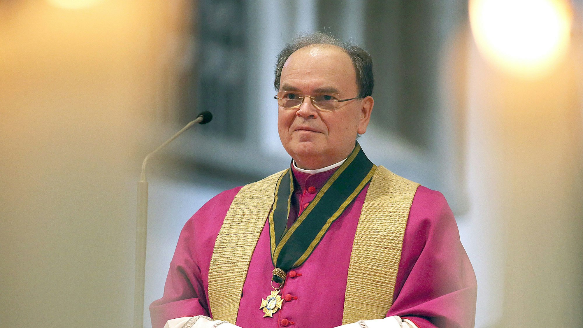 Bertram Meier steht im Hohen Dom.