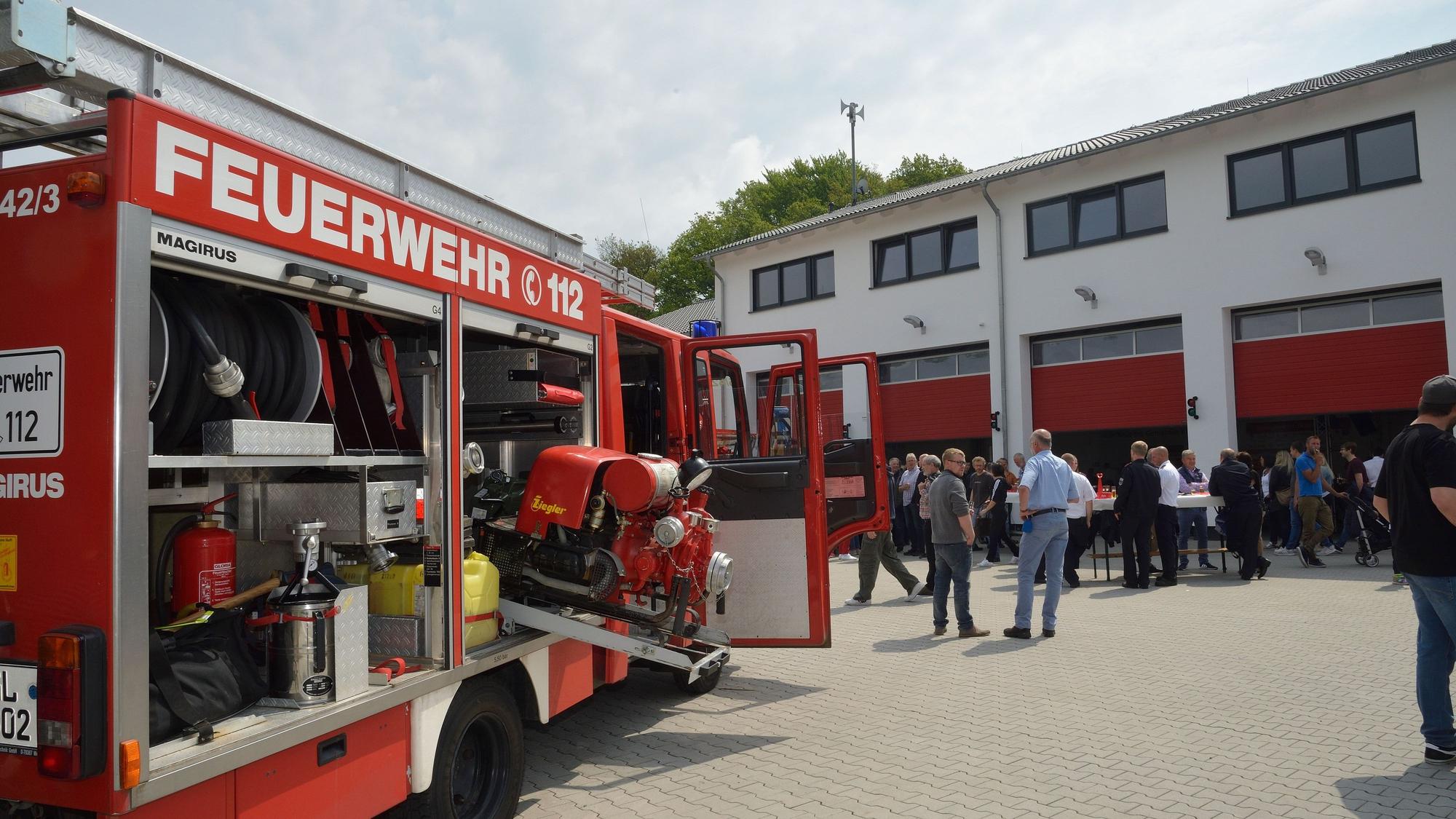 Das Foto zeigt die Einweihung des Biesfelder Feuerwehrhauses im Frühjahr 2019