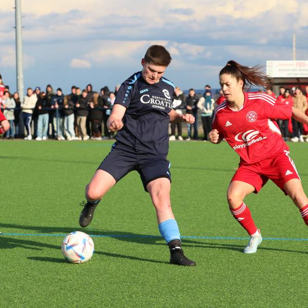 Eine Spielszene aus der Frauenkreisliga-Partie zwischen Kommern und Zülpich vor vielen Zuschauern.