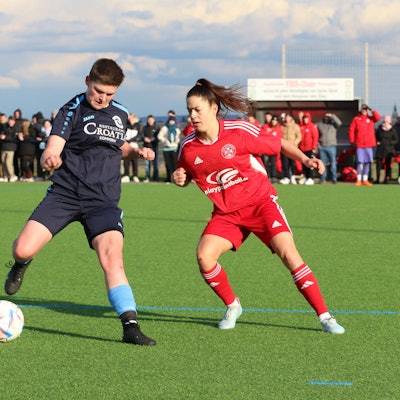 Eine Spielszene aus der Frauenkreisliga-Partie zwischen Kommern und Zülpich vor vielen Zuschauern.