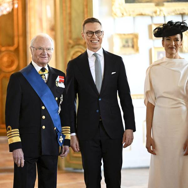 Finnlands First Lady Suzanne Innes-Stubb (r), Königin Silvia (l), Finnlands Präsident Alexander Stubb und Schwedens König Carl Gustaf (beide m) posieren für ein Foto bei der offiziellen Begrüßungszeremonie für das finnische Präsidentenpaar im Stockholmer Schloss.