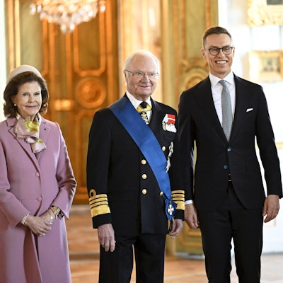 Finnlands First Lady Suzanne Innes-Stubb (r), Königin Silvia (l), Finnlands Präsident Alexander Stubb und Schwedens König Carl Gustaf (beide m) posieren für ein Foto bei der offiziellen Begrüßungszeremonie für das finnische Präsidentenpaar im Stockholmer Schloss.