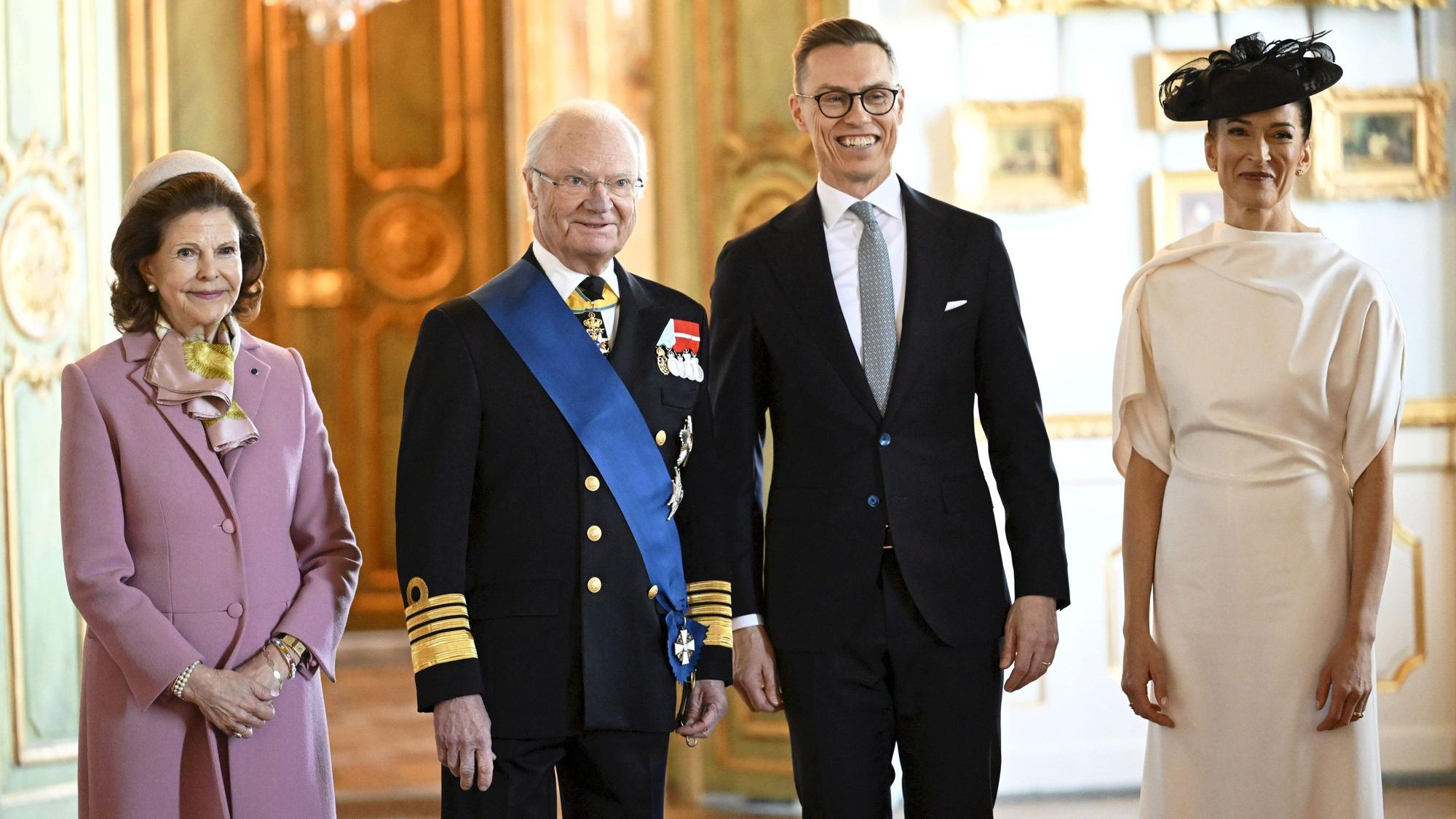 Finnlands First Lady Suzanne Innes-Stubb (r), Königin Silvia (l), Finnlands Präsident Alexander Stubb und Schwedens König Carl Gustaf (beide m) posieren für ein Foto bei der offiziellen Begrüßungszeremonie für das finnische Präsidentenpaar im Stockholmer Schloss.