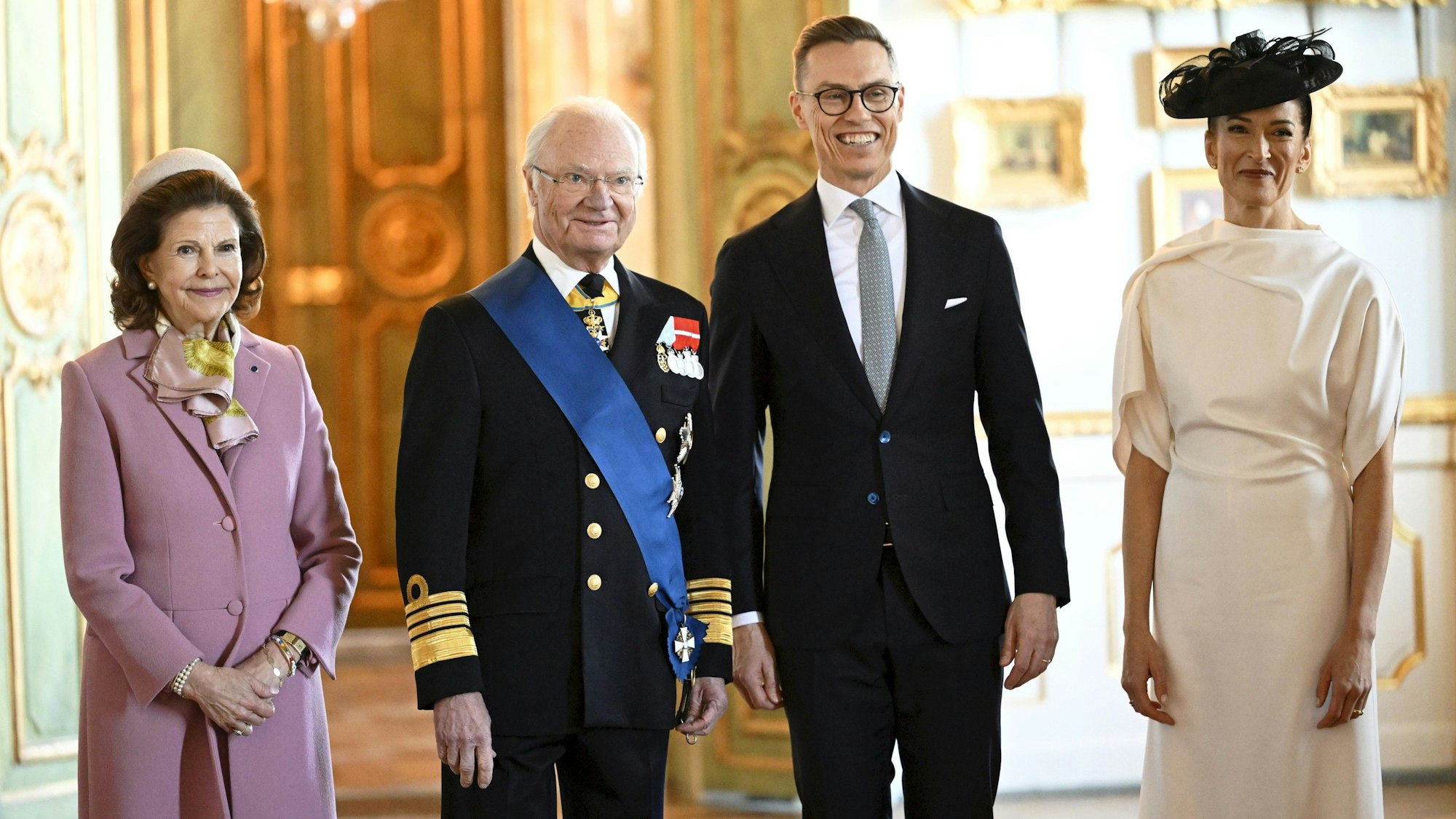 Finnlands First Lady Suzanne Innes-Stubb (r), Königin Silvia (l), Finnlands Präsident Alexander Stubb und Schwedens König Carl Gustaf (beide m) posieren für ein Foto bei der offiziellen Begrüßungszeremonie für das finnische Präsidentenpaar im Stockholmer Schloss.