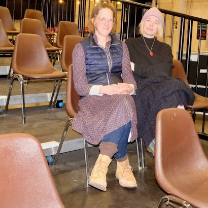 BU: Frederika Bohr (l.) und Anthea Petermann in der Aussenspielstätte der Tanzfaktur an der Vitalisstraße 314.