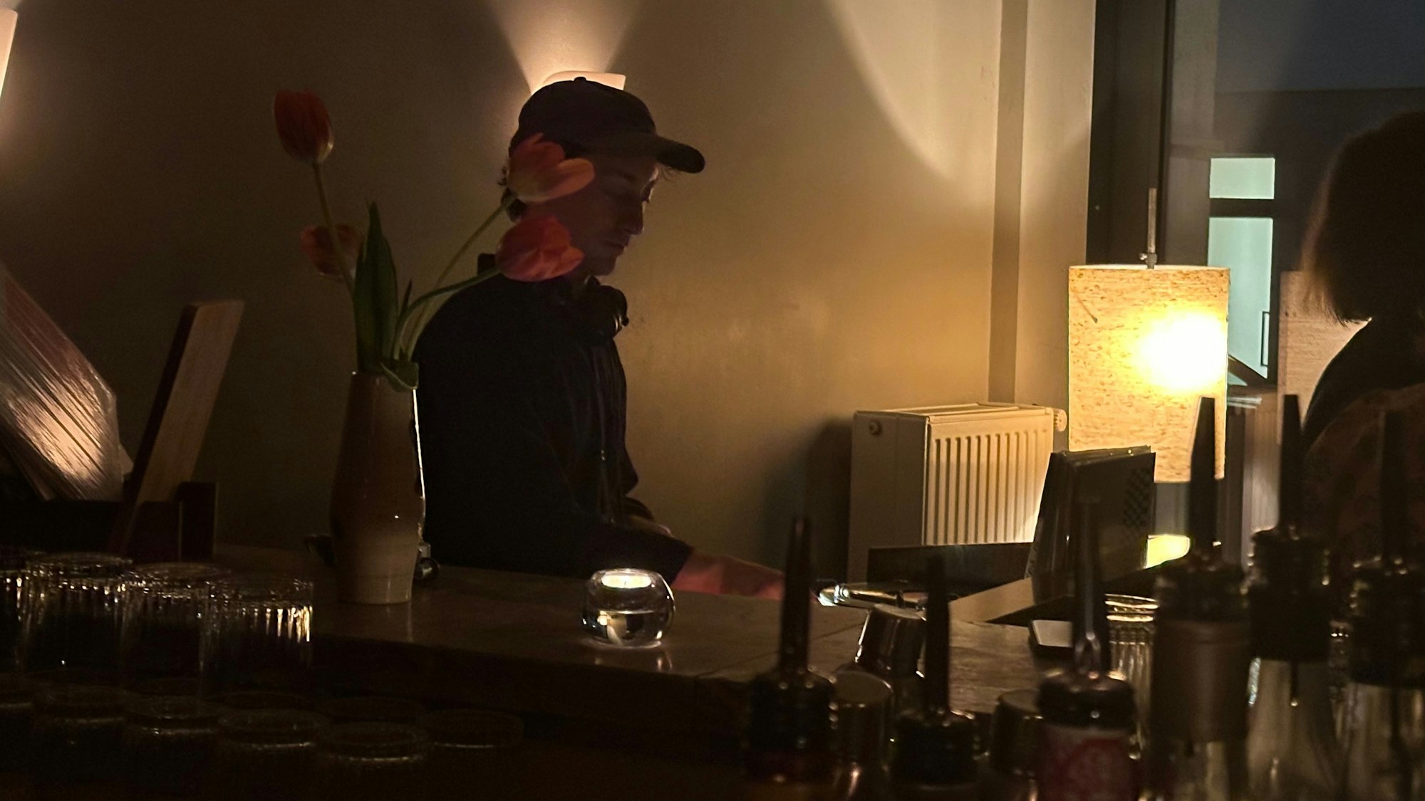 Ein DJ in der Elektra Musikbar in Köln.