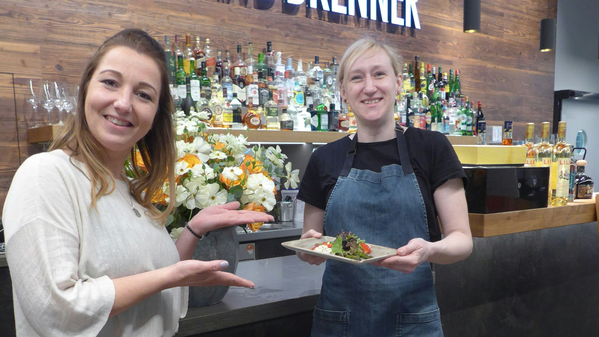 Katja Herrmann (l.) und Susanne Olbertz (r.) präsentieren lauwarmen grünen Spargel mit Erdbeeren und Schafskäse.