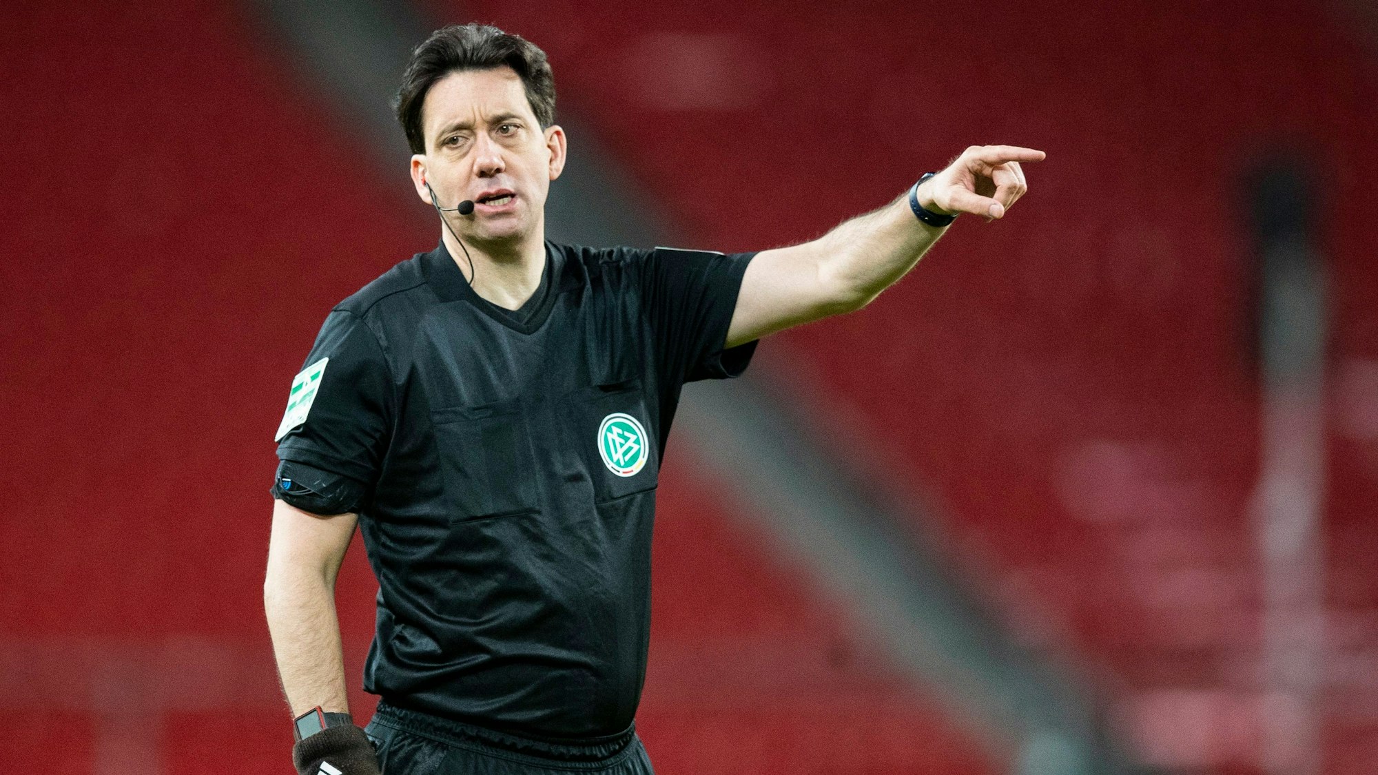 Schiedsrichter Manuel Gräfe gestikuliert.